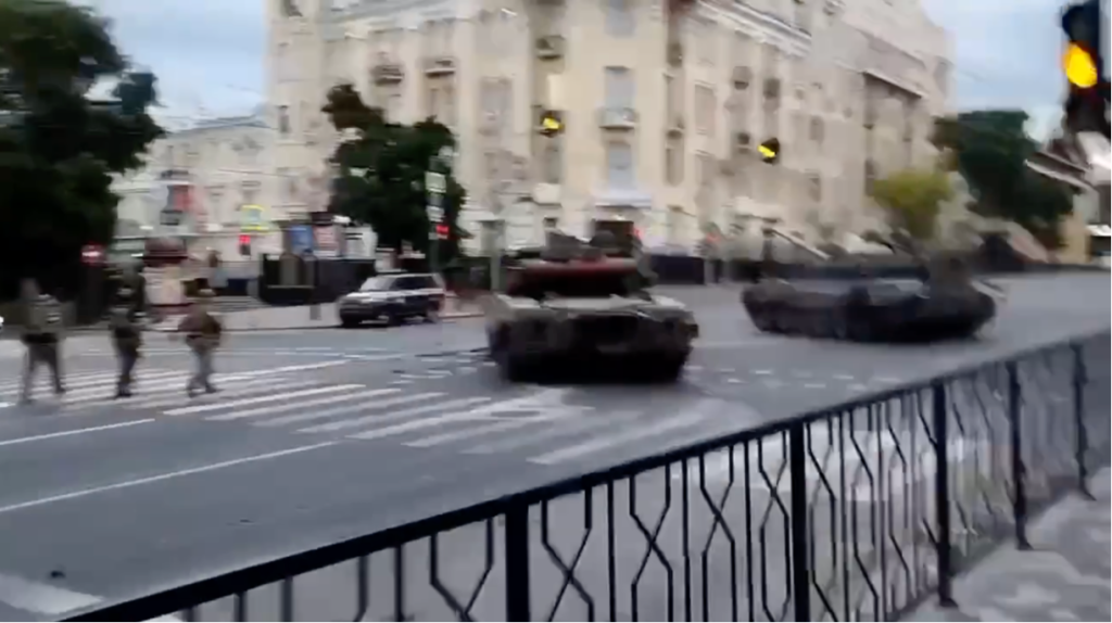 Wagner soldiers (left) and armored vehicles (center and right) block the intersection in front of the Southern Military District building in Rostov. (Source: Verum Regnum/archive)